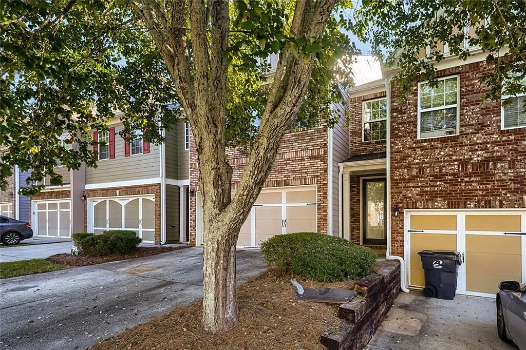 3 bed, 2.5 bath, 1832 sqft, $2,300 — Photo 3