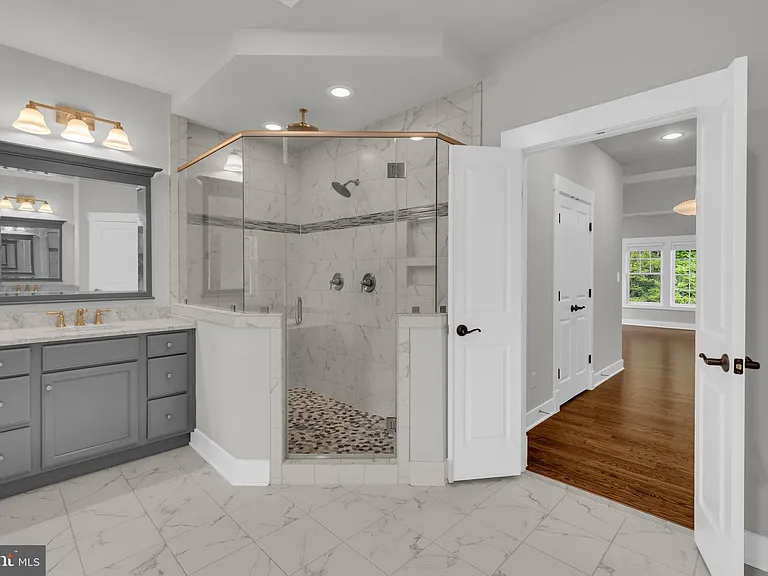 2233 N Underwood St — Photo 32