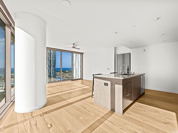 5th image of 1001 Queen St #1900