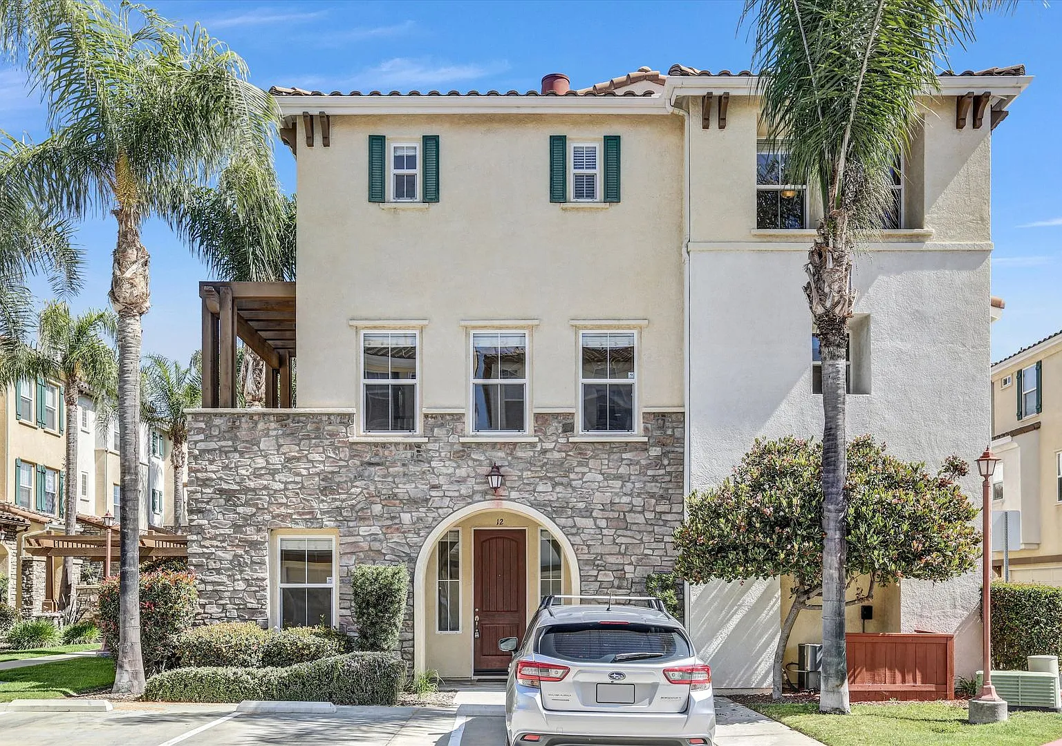 Move In Special $1000 Off - 3BD/3.5BA Detached Townhouse w/ 2 Car Garage — Photo 2