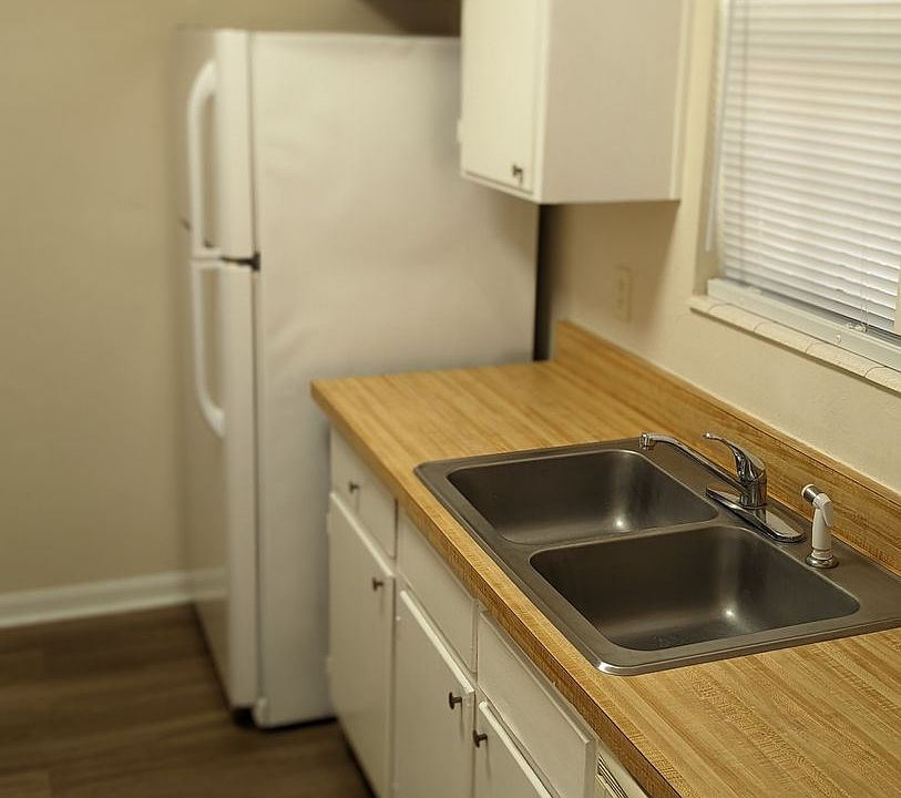1st image of 421 E 8th Ave