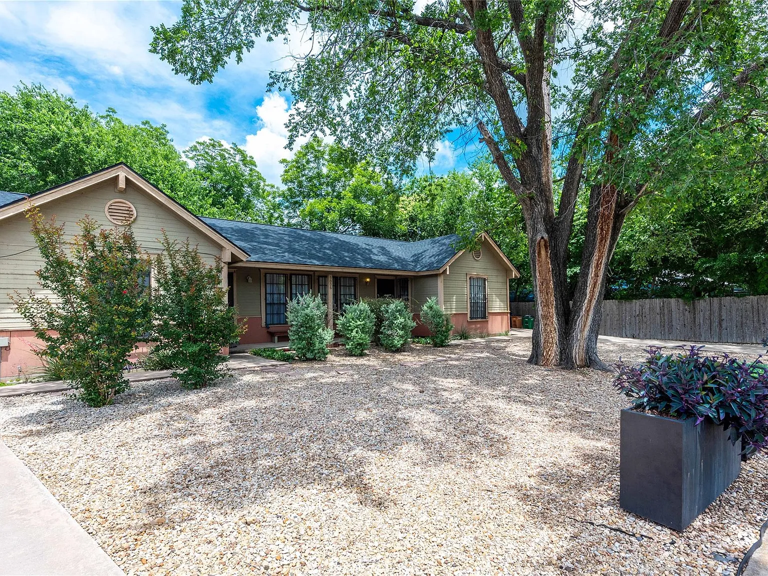 2 bed, 1.0 bath, 891 sqft, $1,600 — Photo 2