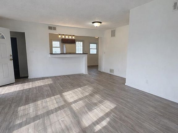 4th image of 428 N Meridian Ave