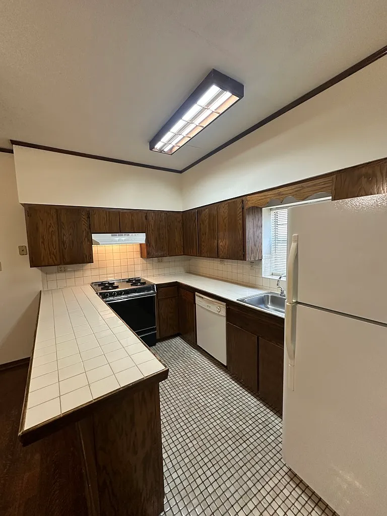 Charming Unit 1 in Annesdale Park, Memphis TN — Photo 4