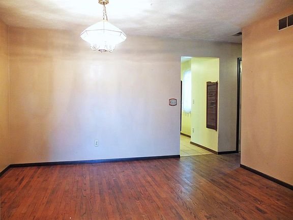 4th image of 6786 Castlebrook Dr