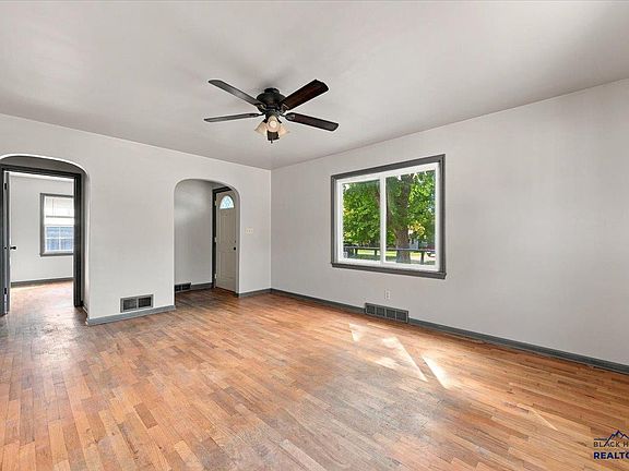 3rd image of 320 Saint Charles St