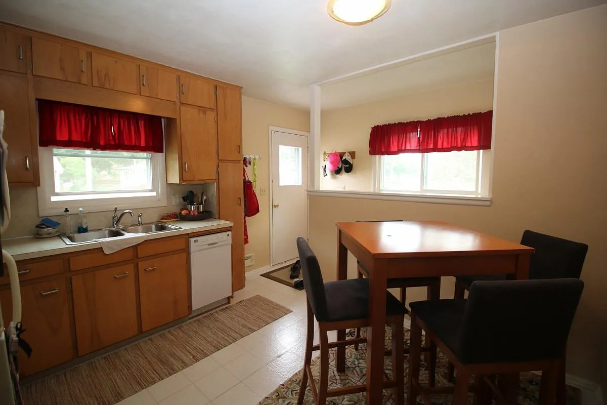 3 bed, 1.5 bath, 1420 sqft, $1,150 — Photo 4