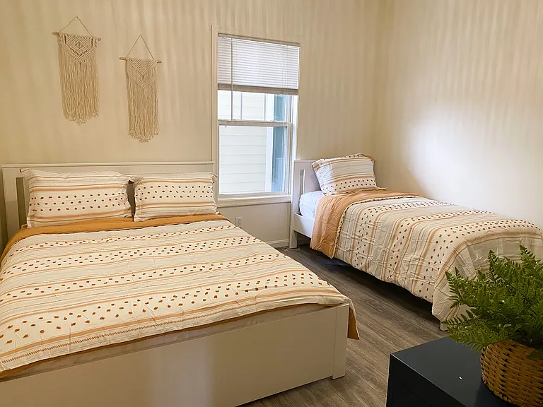 2nd bedroom (queen and single)