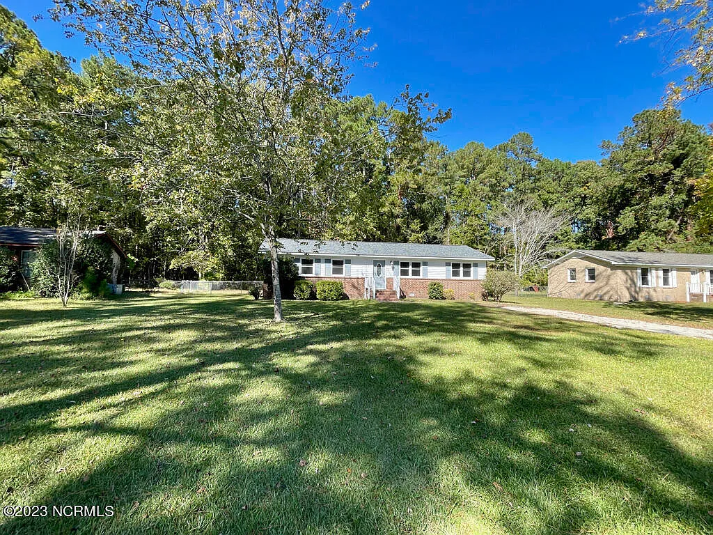 3 bed, 1.5 bath, 1350 sqft, $1,700 — Photo 3