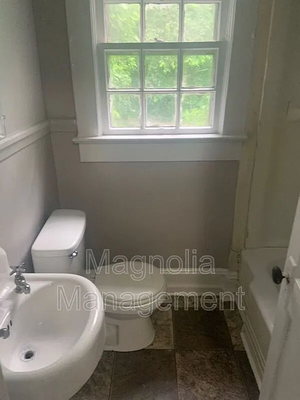 2 bed, 1.0 bath, $725 — Photo 3