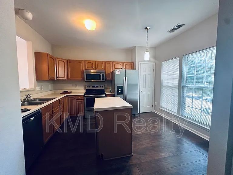 940 Tiger Ln — Photo 2