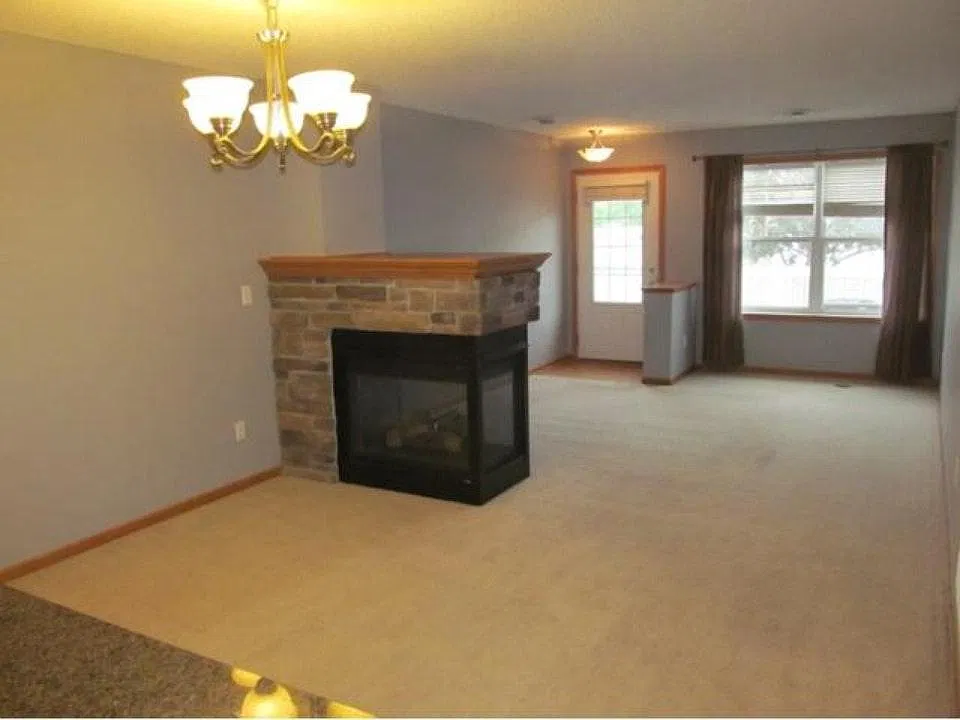 3 bed, 1830 sqft, $2,300 — Photo 4