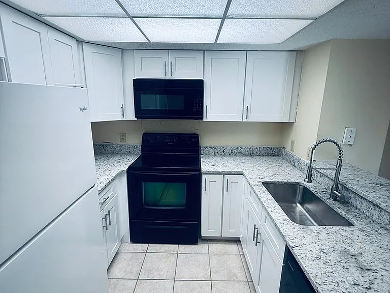 915 Sonesta Ave NE #203 — Photo 7
