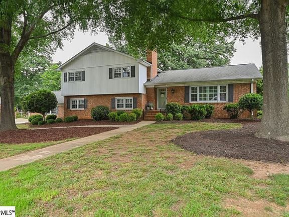3rd image of 13 Seabury Dr