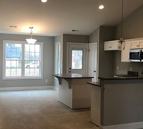 5th image of 705 West Ave