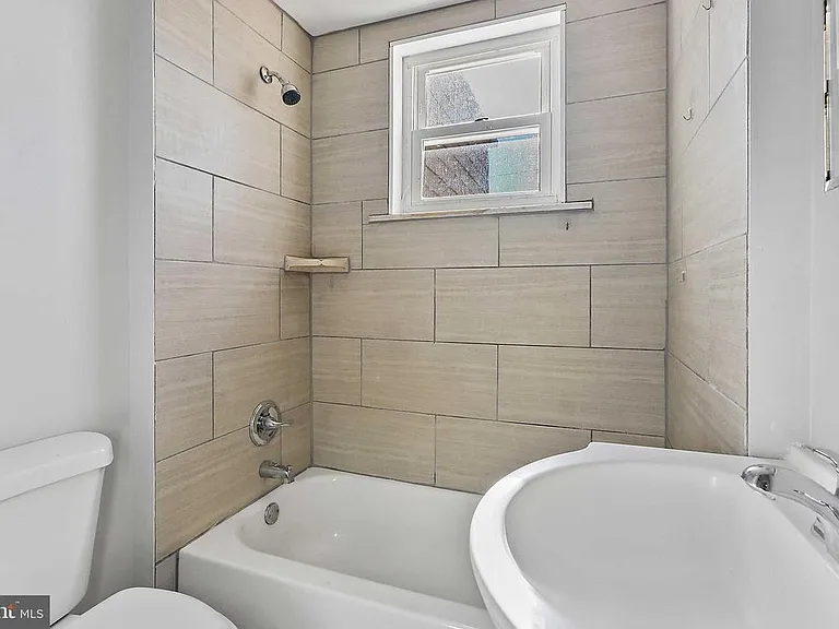 933 Brooks Ln #2 — Photo 3
