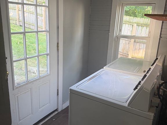 3rd image of 642 Sinclair Ave NE