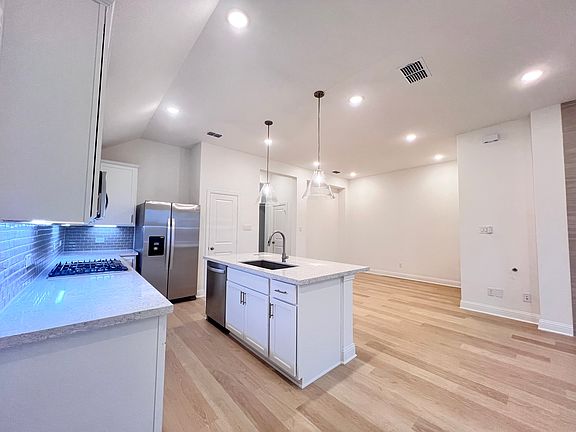 2nd image of 1805 Willowhurst Ln