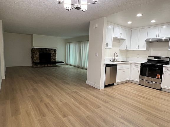 5th image of 12915 Bloomfield St #4