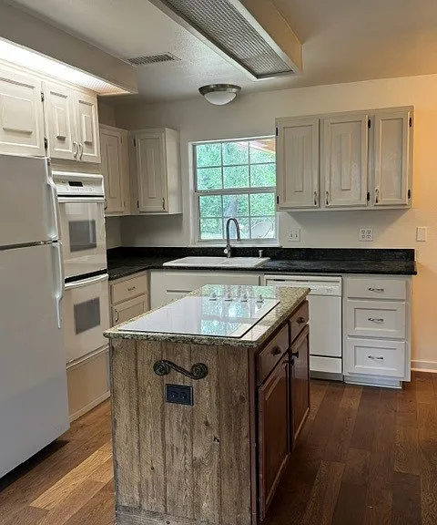 1108 Oak St — Photo 3