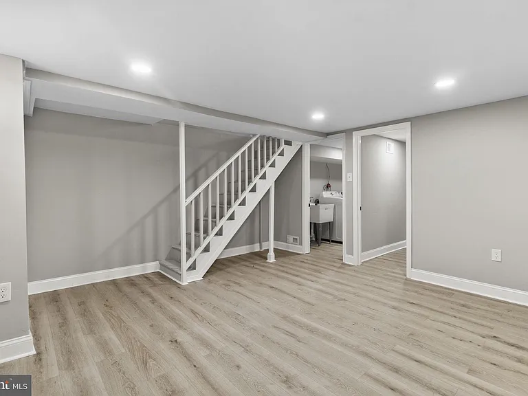 1072 Tremont Dr — Photo 17