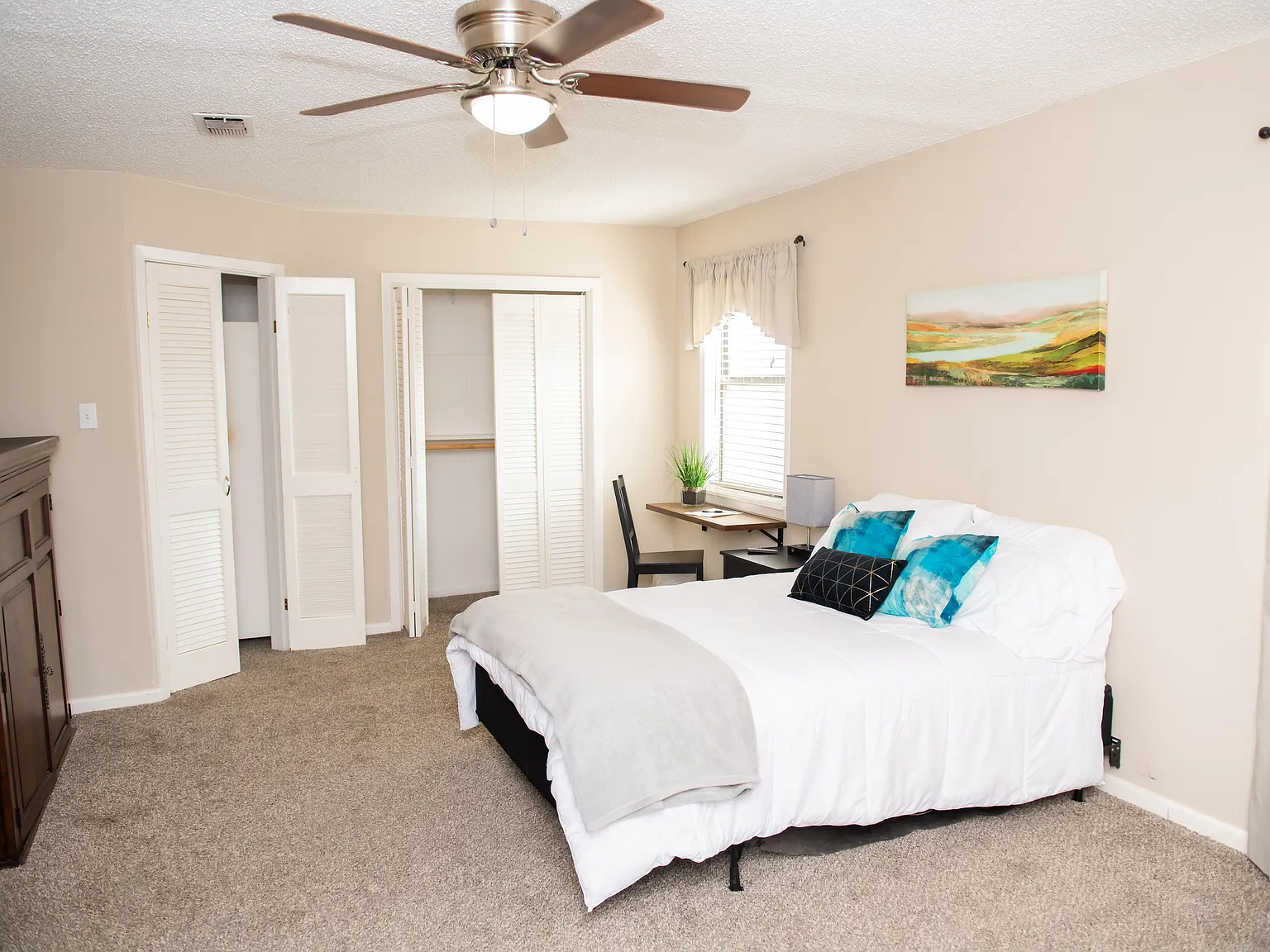 4 bed, 3.0 bath, 2300 sqft, $1,594 — Photo 3