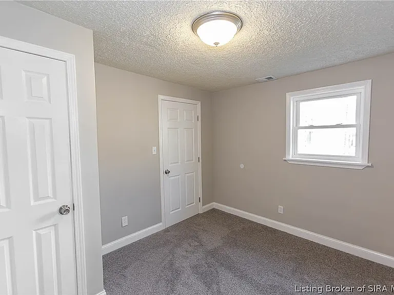 1725 E Oak St — Photo 8