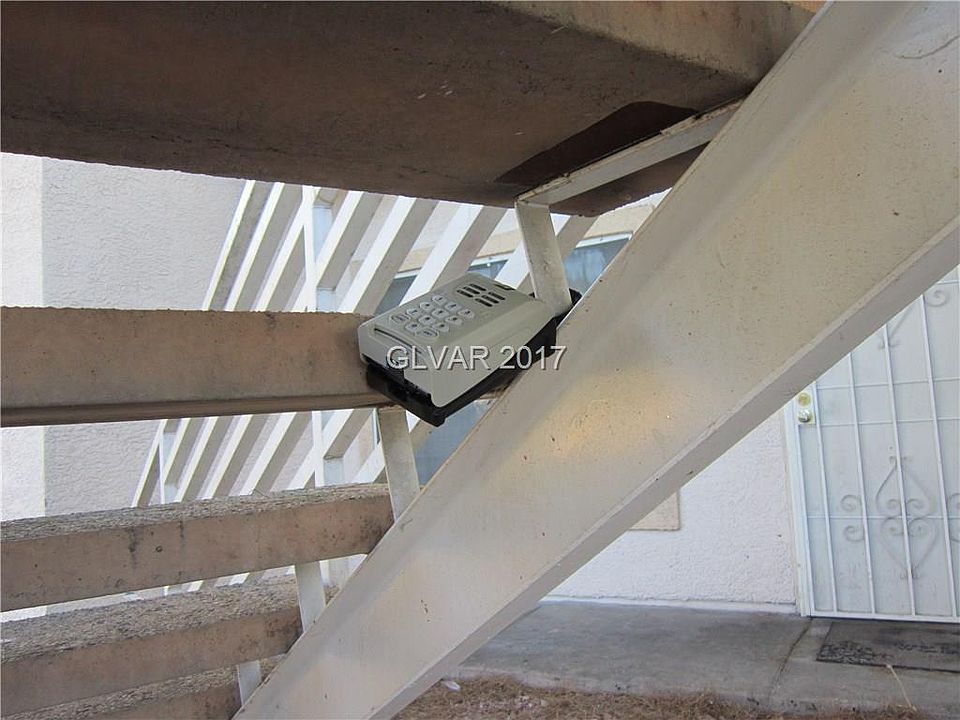2nd image of 1900 N Torrey Pines Dr Unit 222