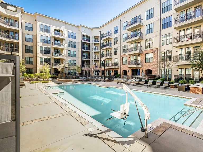 District West — Photo 29