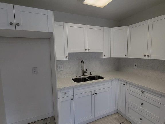 5th image of 5050 SW 40th Ave #1