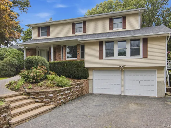 18 White Deer Court, Huntington, NY 11743