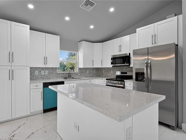 3211 43rd St SW — Photo 13