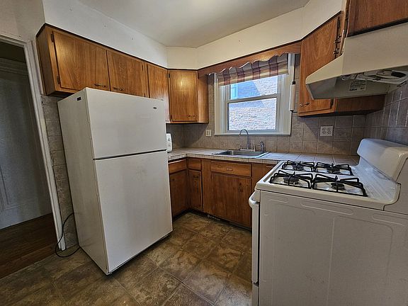 3rd image of 20 Lawrence Ave #3