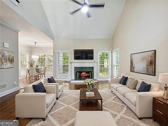 3rd image of 2348 Logan Cir NE