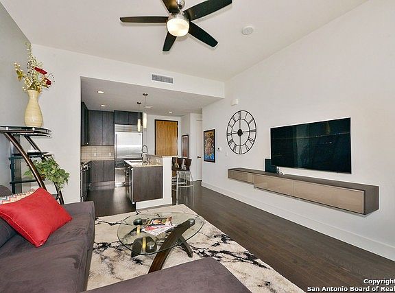 4th image of 600 E Market St
