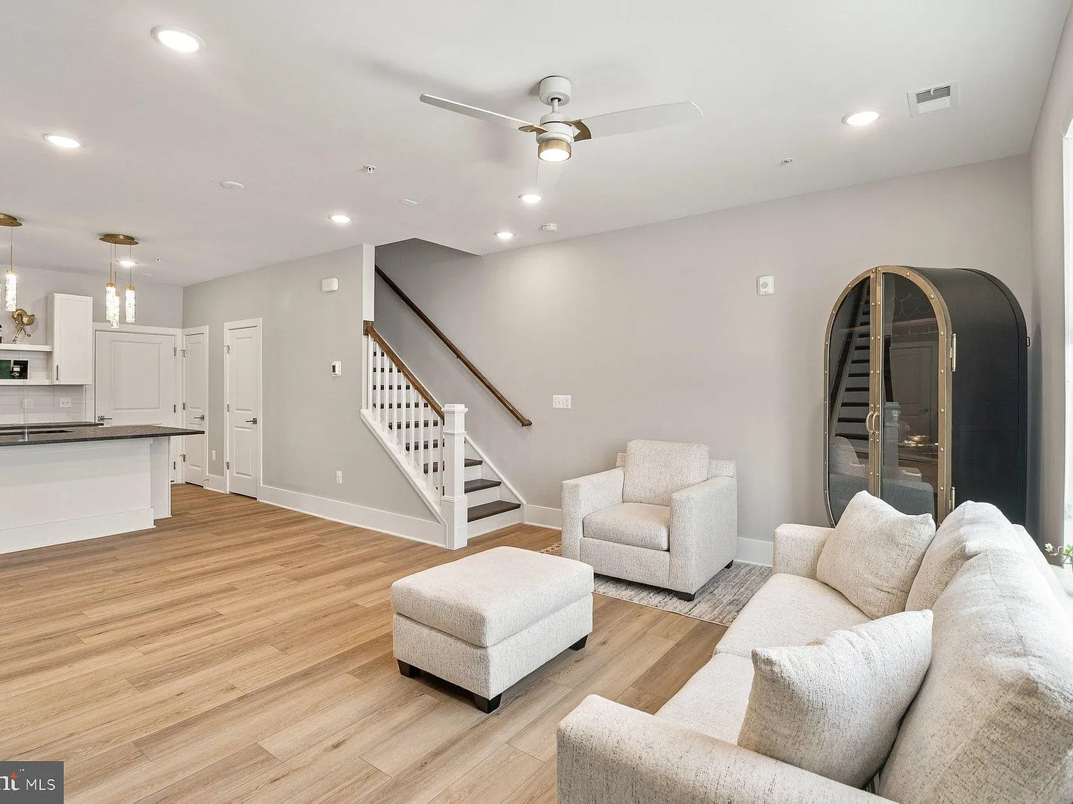 3 bed, 2.5 bath, 1600 sqft, $3,750 — Photo 3