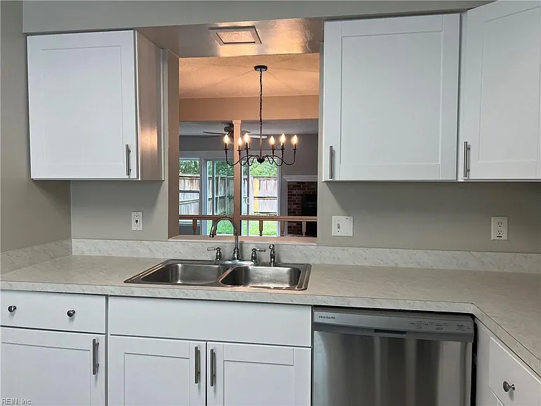 4748 Greenlaw Dr — Photo 3