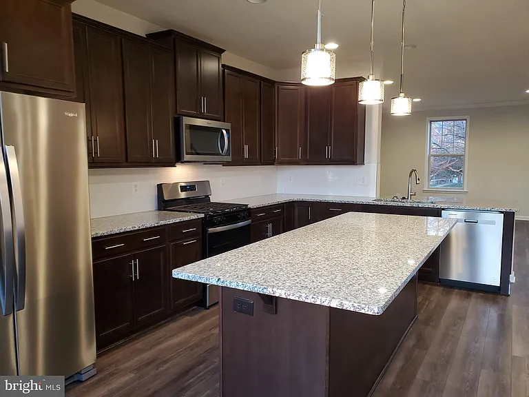 304 Faversham Pl — Photo 8