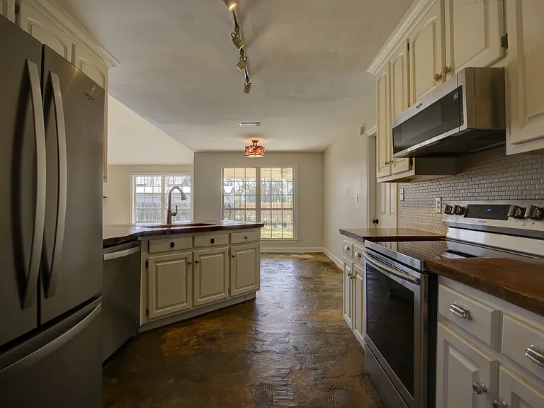 200 Hawthorne Cir — Photo 4