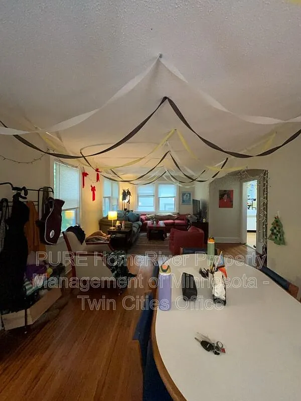 3 bed, 2.0 bath, 1641 sqft, $1,949 — Photo 4