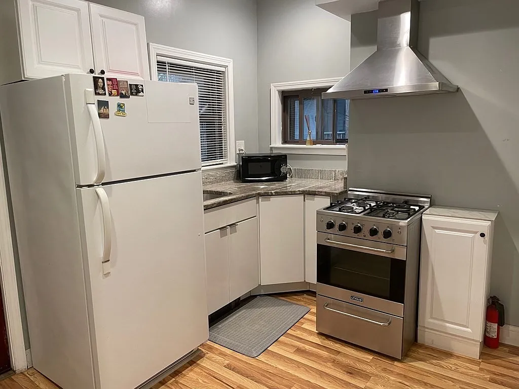 176 W 6th St — Photo 1