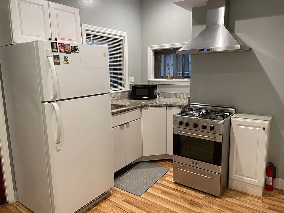 176 W 6th St #1