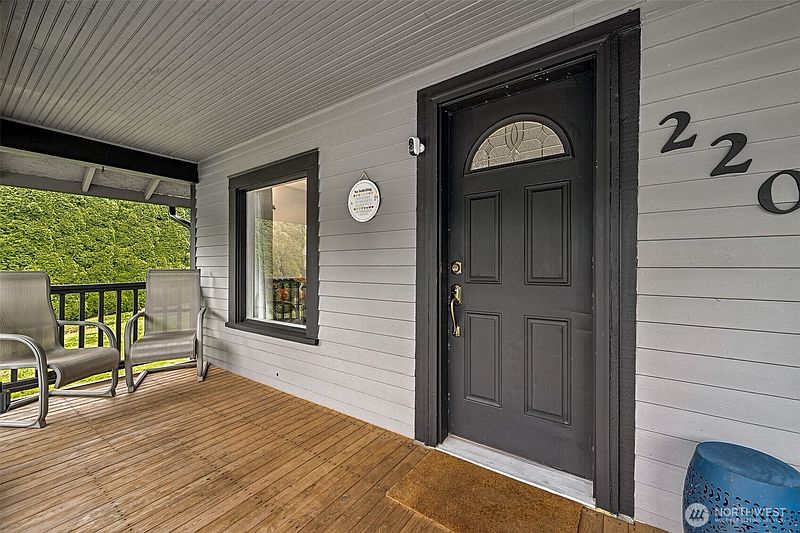 3rd image of 220 E Beck Street