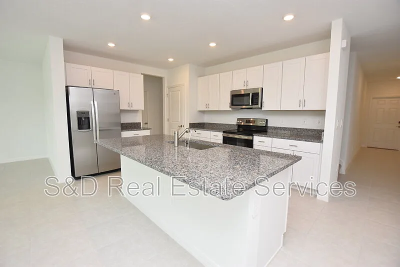 6 bed, 3.0 bath, 3326 sqft, $2,600 — Photo 2