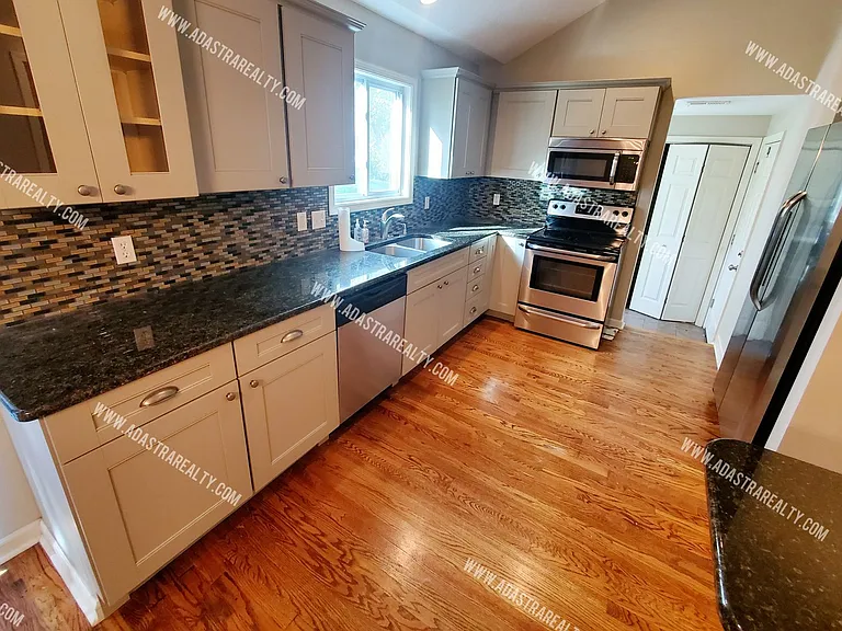5428 Maple St — Photo 9