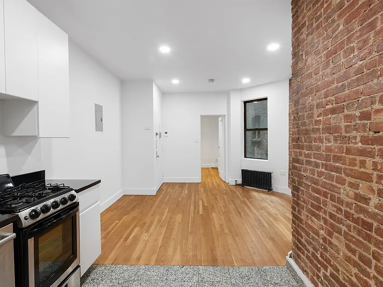229 E 53rd St #3-E — Photo 3