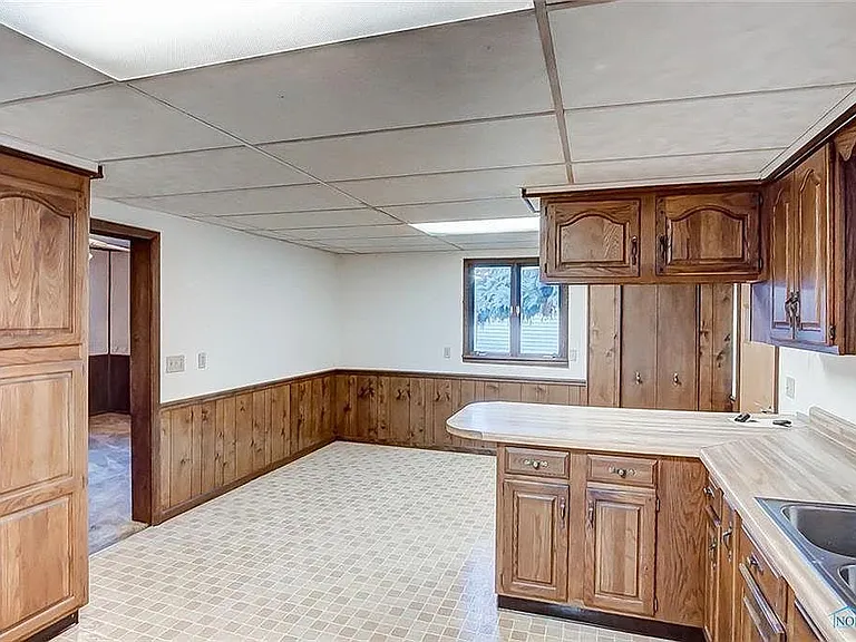121 Leroy Ave — Photo 12