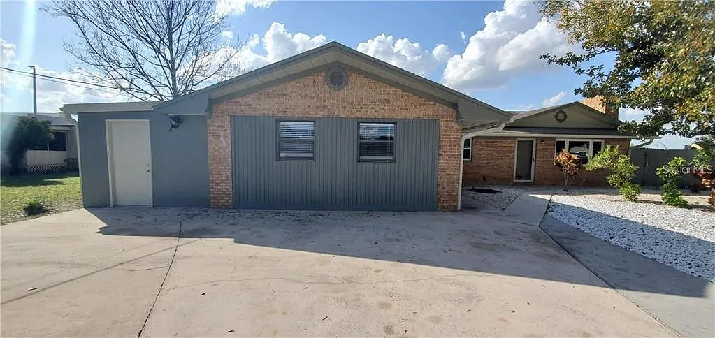 Building Photo - 1420 Simmons Rd