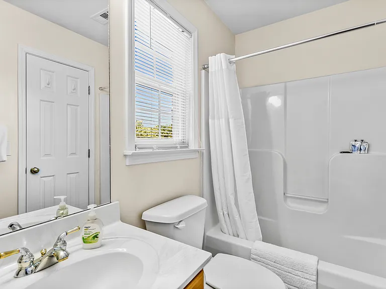 Second Master ensuite bathroom