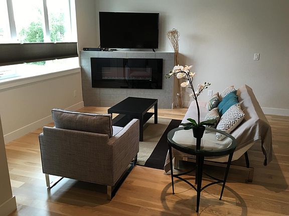 Living space w/electric firplace
